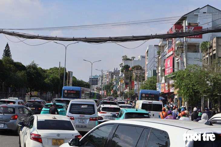 TP.HCM sáng đầu tuần: Đường Trường Chinh ùn ứ, người dân chưa quen phân luồng giao thông mới - Ảnh 5.