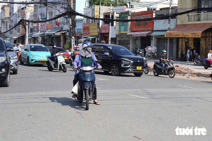 TP.HCM sáng đầu tuần: Đường Trường Chinh ùn ứ, người dân chưa quen phân luồng giao thông mới - Ảnh 7.