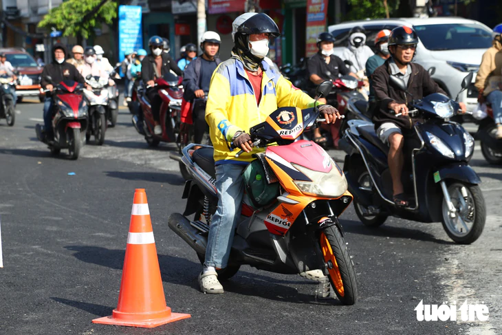 TP.HCM sáng đầu tuần: Đường Trường Chinh ùn ứ, người dân chưa quen phân luồng giao thông mới - Ảnh 8.