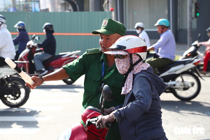 TP.HCM sáng đầu tuần: Đường Trường Chinh ùn ứ, người dân chưa quen phân luồng giao thông mới - Ảnh 9.