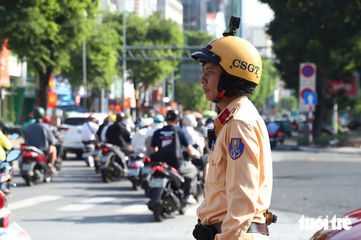 TP.HCM sáng đầu tuần: Đường Trường Chinh ùn ứ, người dân chưa quen phân luồng giao thông mới - Ảnh 10.