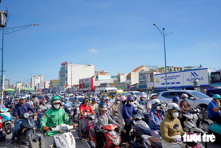 TP.HCM sáng đầu tuần: Đường Trường Chinh ùn ứ, người dân chưa quen phân luồng giao thông mới - Ảnh 2.