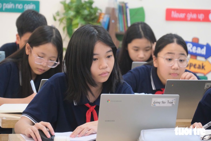 Trường THCS công lập cho 100% học sinh dùng laptop trong lớp, quản lý ra sao? - Ảnh 1.