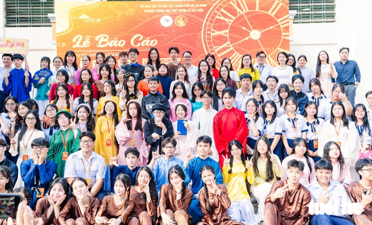 Học sinh hoá thân thành nhân vật lịch sử và thiết kế cờ tỷ phú văn học - Ảnh 1.