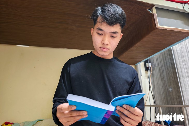 Nam sinh không có cha đạt 27 , 17 điểm: Tiếp sức đến trường từ quán cà phê - Ảnh 2.
