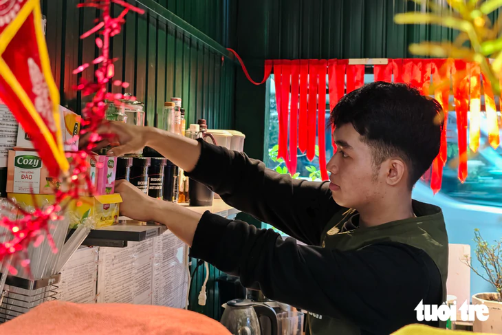 Nam sinh không có cha đạt 27 , 17 điểm: Tiếp sức đến trường từ quán cà phê - Ảnh 4.