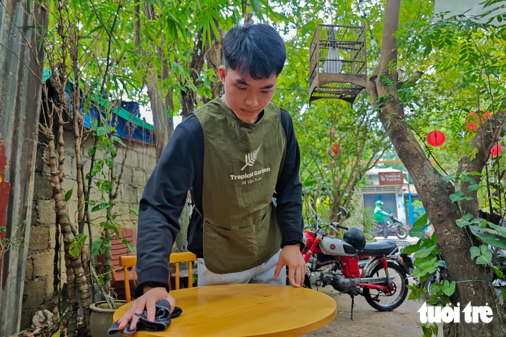 Nam sinh không có cha đạt 27 , 17 điểm: Tiếp sức đến trường từ quán cà phê - Ảnh 5.
