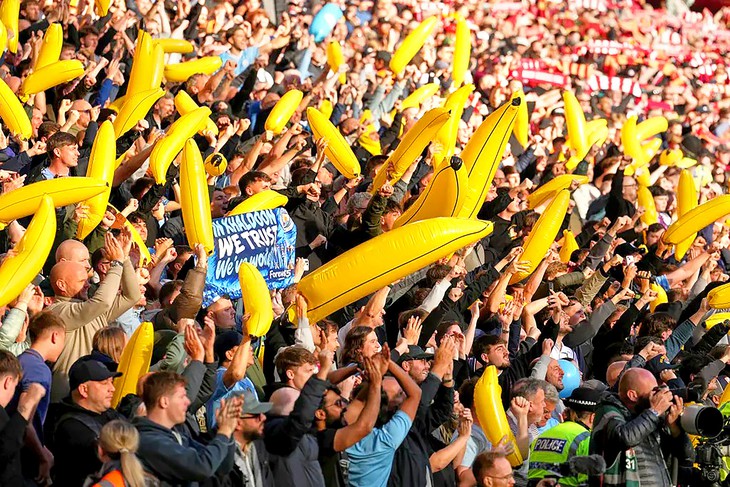 Vì sao CĐV Man City mang chuối bơm hơi đến sân Anfield? - Ảnh 2.