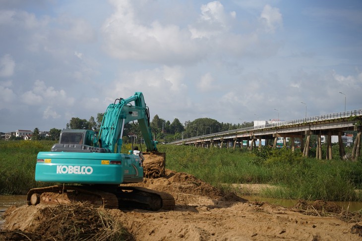 Đóng cầu Trà Khúc 1, xe cộ ở đô thị Quảng Ngãi đi lại thế nào? - Ảnh 2.