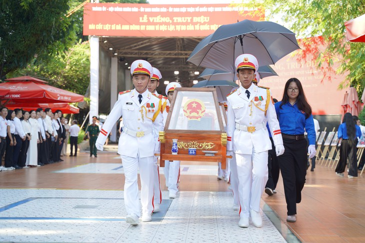 "Xin dâng hương những linh hồn bất tử" vang lên trong Tổng duyệt Lễ truy điệu, an táng liệt sĩ tại công viên Lê Thị Riêng - Ảnh 8.