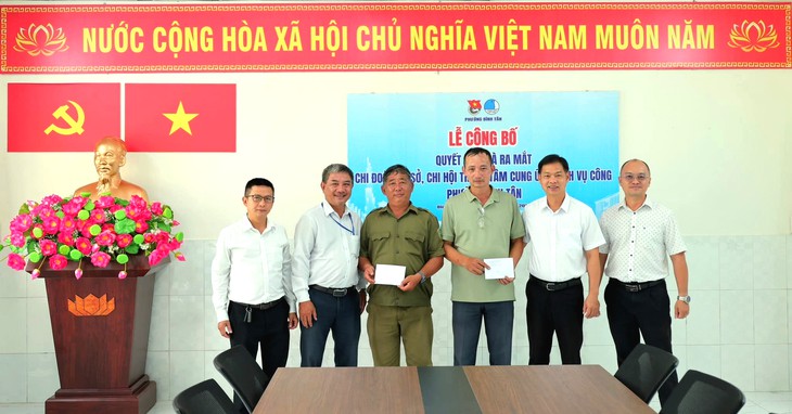 Bình Tân khen thưởng đột xuất 2 cá nhân phát hiện hành vi xả rác bừa bãi - Ảnh 1.