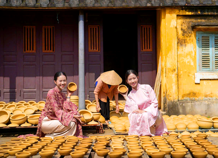 Hai làng nghề nổi tiếng ở Đà Nẵng đón hàng trăm ngàn khách, 80% là du khách quốc tế - Ảnh 2.