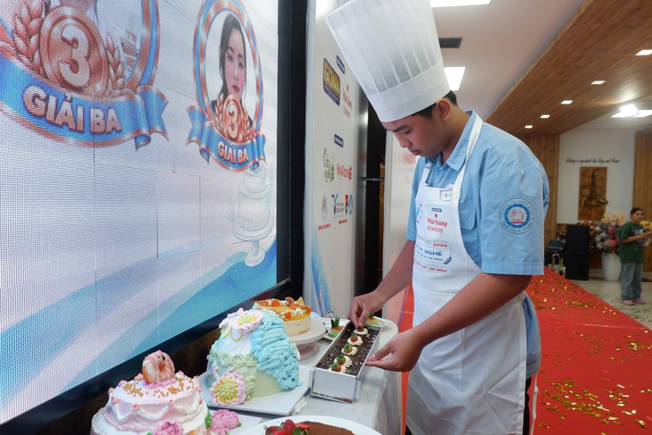 Chọn học nghề, bạn trẻ theo đuổi đam mê làm bánh bật khóc khi giành giải nhất - Ảnh 4.