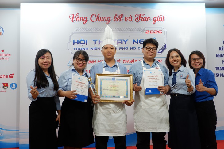Chọn học nghề, bạn trẻ theo đuổi đam mê làm bánh bật khóc khi giành giải nhất - Ảnh 1.