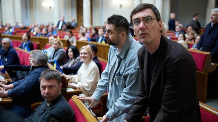 Ông Zelensky giữa hai gọng kìm Mỹ và châu Âu - Ảnh 1.