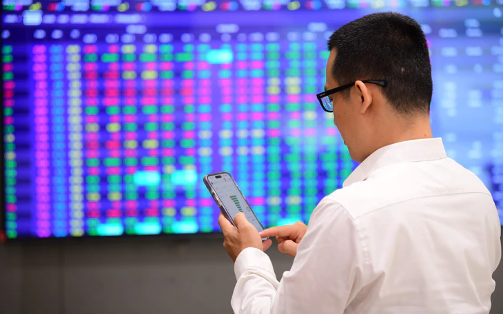 Chứng khoán 13-10: VN-Index giữ vững vùng hỗ trợ 1.720 điểm, thị trường đã tạo đáy? - Ảnh 3.