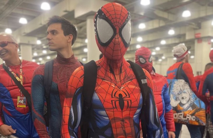 Hàng trăm Spider Man đổ bộ New York rồi gặp cảnh trớ trêu - Ảnh 1.