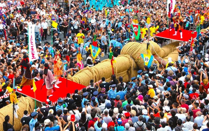 Đã bao giờ bạn tò mò phía sau một emoji trông thế nào?  - Ảnh 4.