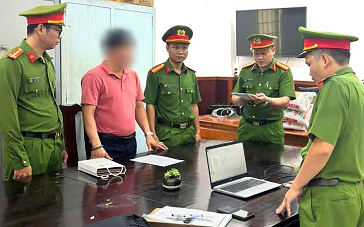 41 lần chuyển tiền mua sim số đẹp, người phụ nữ bị chiếm đoạt hơn 1,3 tỉ đồng - Ảnh 2.