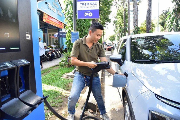 Sẽ miễn giấy phép công trình tạm, trạm sạc: 'Cú hích' hạ tầng và giao thông xanh ở TP.HCM - Ảnh 1.