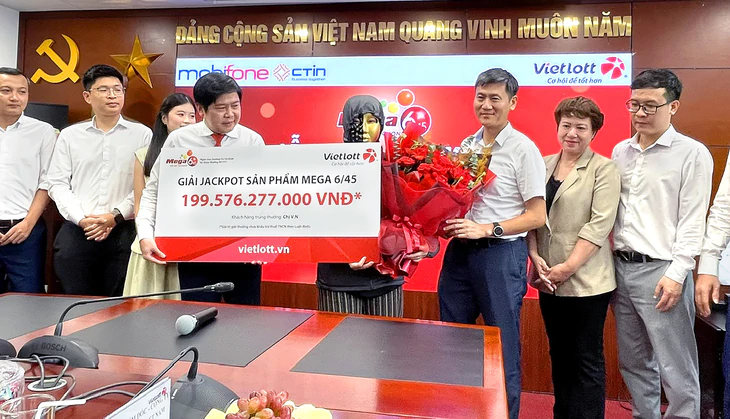 Mua vé số 20.000 đồng, một phụ nữ 9X trúng gần 200 tỉ đồng - Ảnh 2.