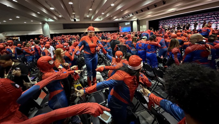 Hàng trăm Spider Man đổ bộ New York rồi gặp cảnh trớ trêu - Ảnh 2.