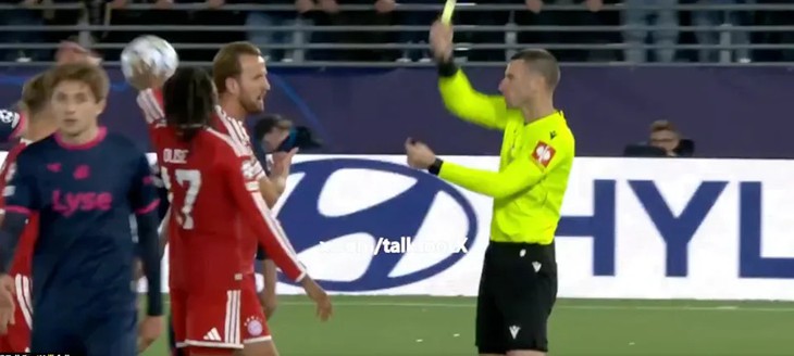 Ném bóng vào mặt đối thủ, Olise 'báo hại' Bayern Munich mất điểm trước đội vô danh - Ảnh 2.