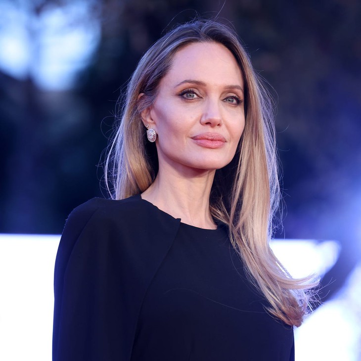 Angelina Jolie mặc tối giản theo phong cách quiet luxury ở tuổi 51