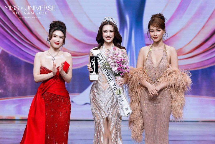 Trịnh Mỹ Anh xin lỗi, á hậu 1 Miss Universe Vietnam 2026 trên sân khấu