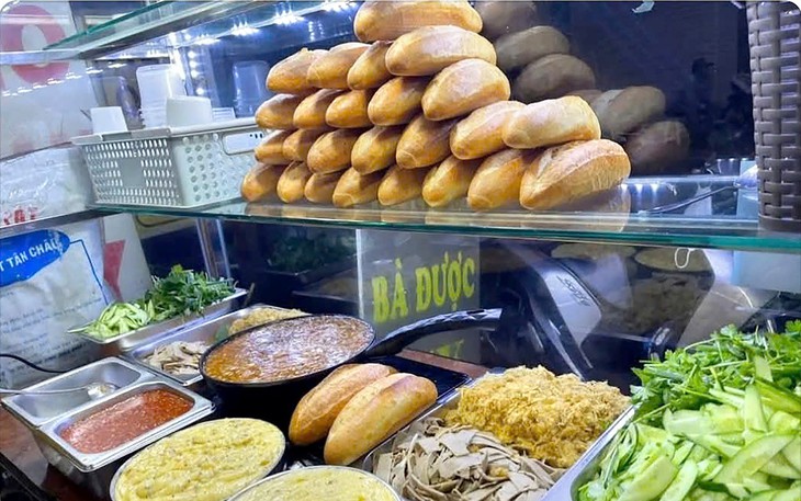 Ăn bánh mì Bà Được, 175 người ngộ độc: Chả, rau, nước sốt, tương ớt, bơ… đều dương tính với vi khuẩn Salmonella - Ảnh 2.