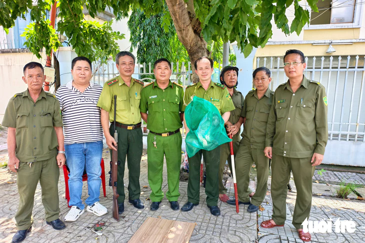Khỉ đuôi dài rượt cắn người trên đường Phạm Thế Hiển, TP.HCM - Ảnh 7.