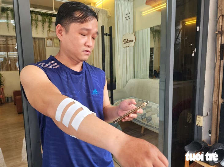 Khỉ đuôi dài rượt cắn người trên đường Phạm Thế Hiển, TP.HCM - Ảnh 4.