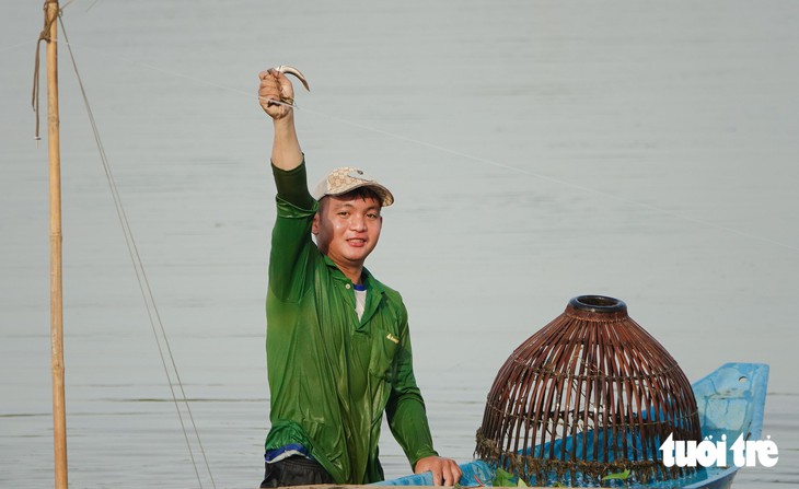 Đẩy côn, cất vó mùa nước nổi tràn đồng dính cá đồng phát ham - Ảnh 4.