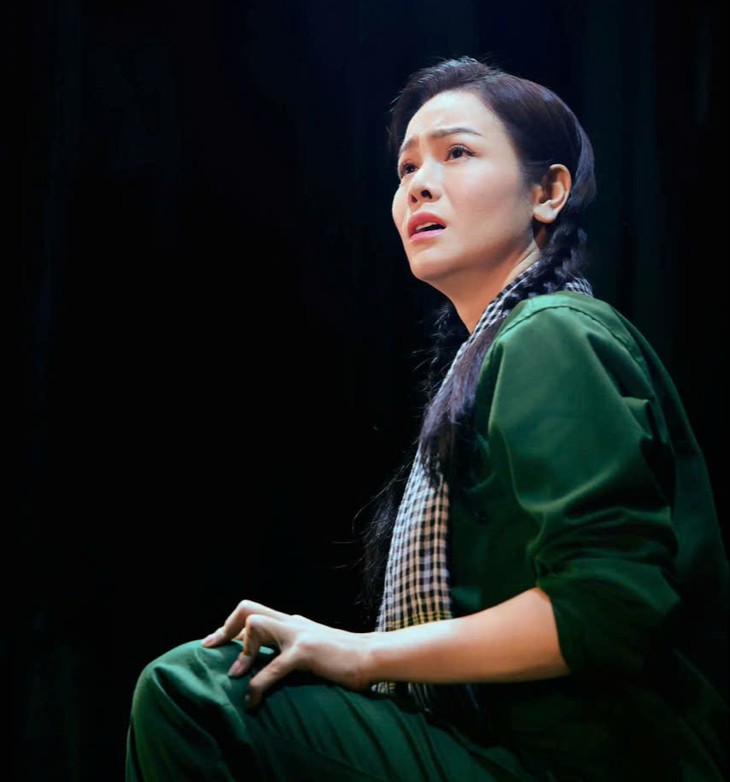 Nhật Kim Anh hết hồn khi chỉ trong 3 tiếng vé vở Cuốn truyện bị đốt diễn ở Hà Nội đã phát hết - Ảnh 3.