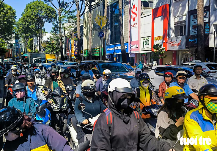 Từ 2028, TP.HCM có thể hạn chế xe không đạt chuẩn khí thải vào trung tâm - Ảnh 2.