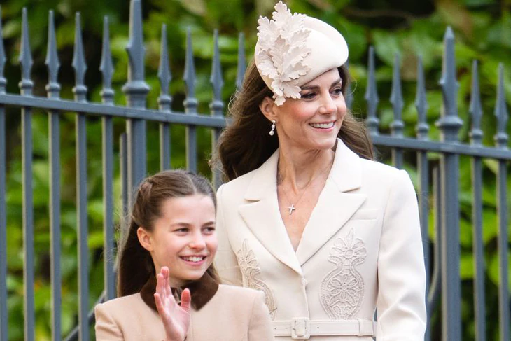 Công nương Kate và công chúa Charlotte đi tàu điện ngầm tại London - Ảnh 1.