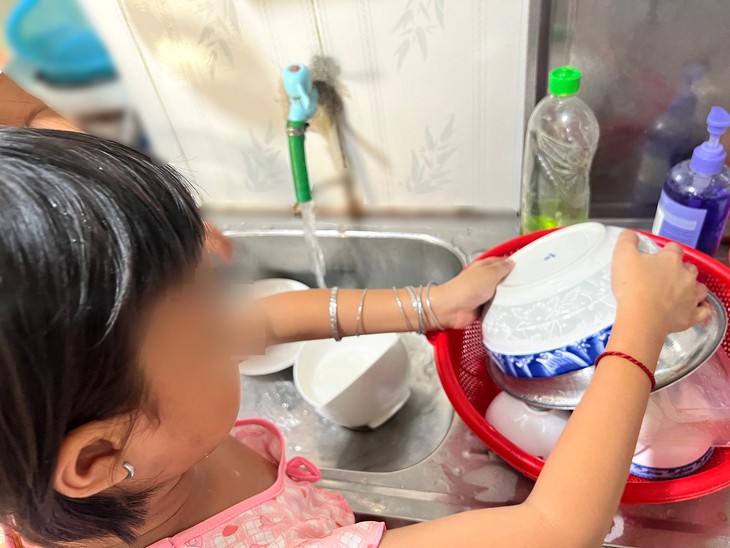 Dạy con biết làm việc nhà từ nhỏ, nên chứ! - Ảnh 2.