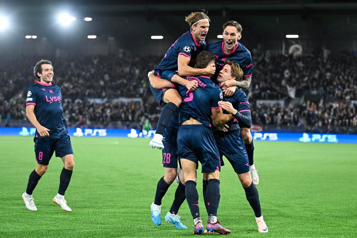 Ném bóng vào mặt đối thủ, Olise 'báo hại' Bayern Munich mất điểm trước đội vô danh - Ảnh 1.