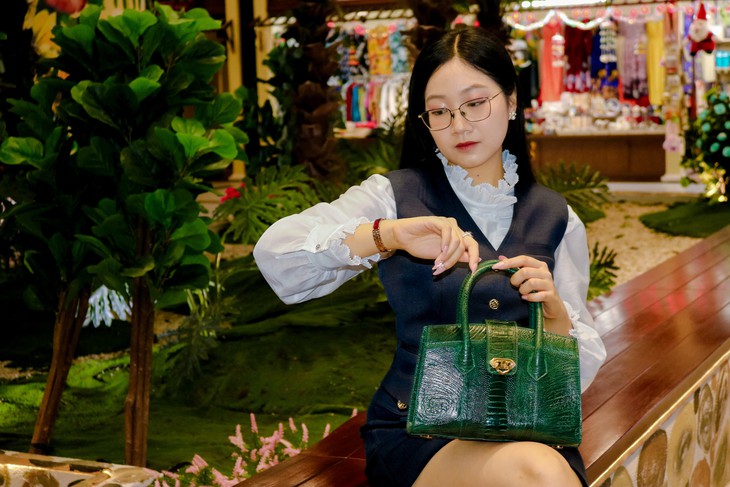 Quà tặng 20 - 10 tinh tế với túi xách da đà điểu Khatoco cho phái đẹp - Ảnh 1.