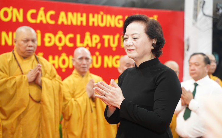 Dòng người xúc động đến viếng Nghĩa trang Liệt sĩ TP.HCM, mang theo niềm tri ân, tự hào - Ảnh 13.