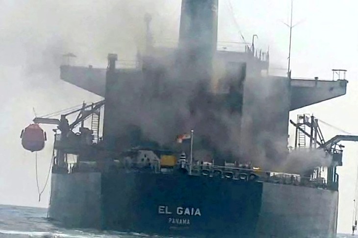 Iran lại bắn siêu tàu chở dầu, đề xuất làm trung gian Saudi Arabia - Houthi - Ảnh 2.