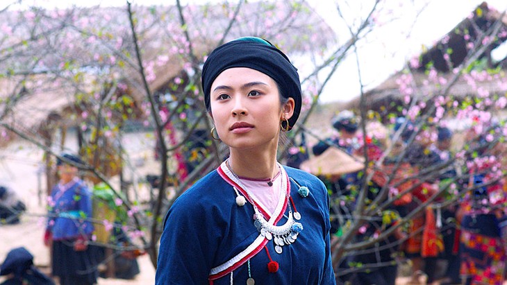 Á hậu Vân Nhi đóng vai con gái tộc trưởng đi tìm tình yêu trong phim Chuyện tình Khau Vai - Ảnh 2.