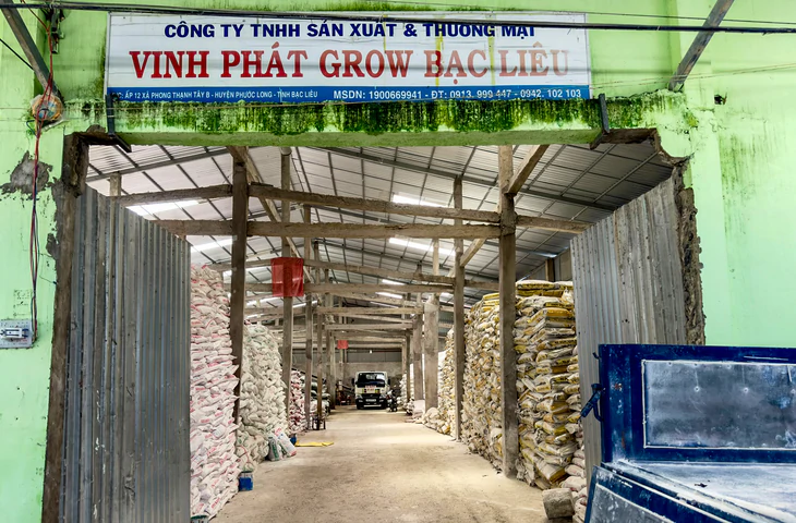 Cà Mau: Bắt người sản xuất phân bón giả bán ra thị trường số lượng lớn - Ảnh 1.