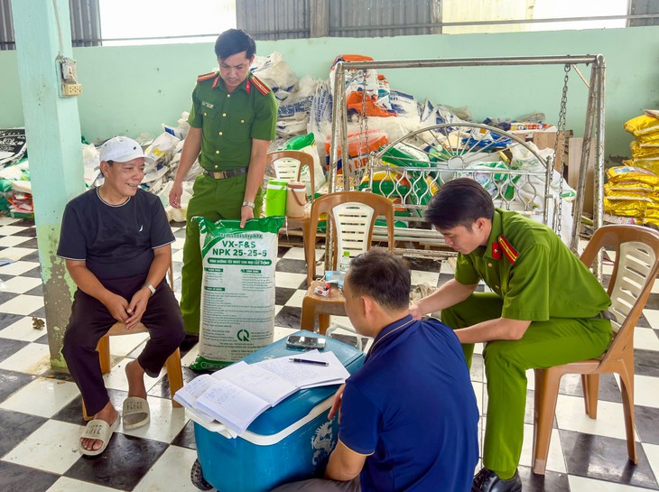 Cà Mau: Bắt người sản xuất phân bón giả bán ra thị trường số lượng lớn - Ảnh 2.