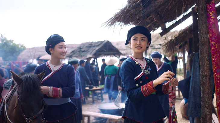 Á hậu Vân Nhi đóng vai con gái tộc trưởng đi tìm tình yêu trong phim Chuyện tình Khau Vai - Ảnh 1.