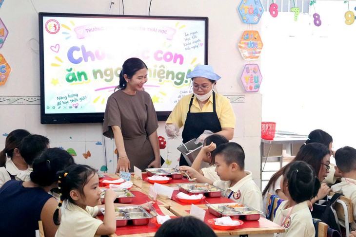 Bữa ăn bán trú: Làm sao kiểm soát từng khâu? - Ảnh 2.