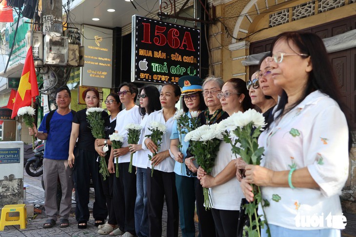 Nhành hoa trắng của thành phố nghĩa tình - Ảnh 2.