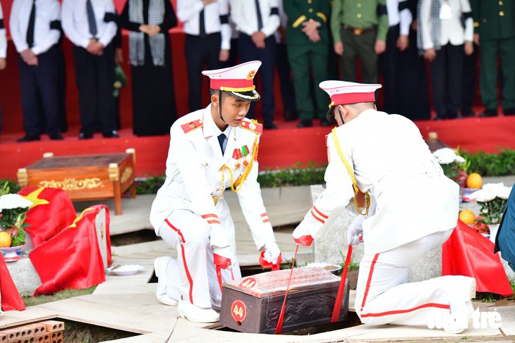 Các anh trở về giữa lòng nhân dân, ấm vô cùng vòng tay mẹ Việt Nam - Ảnh 5.