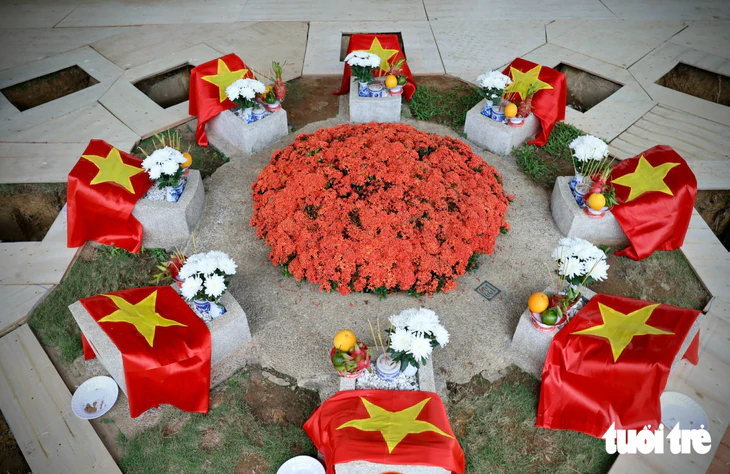 Các anh trở về giữa lòng nhân dân, ấm vô cùng vòng tay mẹ Việt Nam - Ảnh 12.