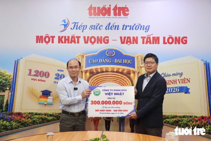Công ty phân bón Việt Nhật trao 300 triệu đồng Tiếp sức đến trường - Ảnh 1.
